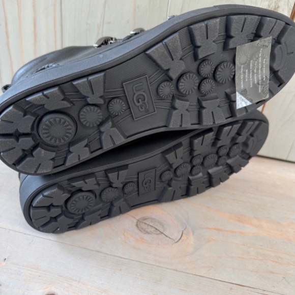 UGG PALVING BLAACK LEATHER SHEEPSKIN SNEAKERS NIB - Picture 2 of 10